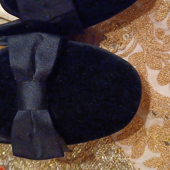 Shoes - Picture 5 of 9